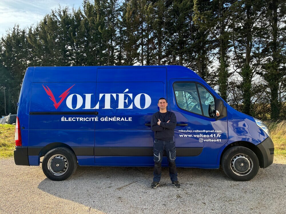 Camionnette bleue Voltéo, électricité générale.